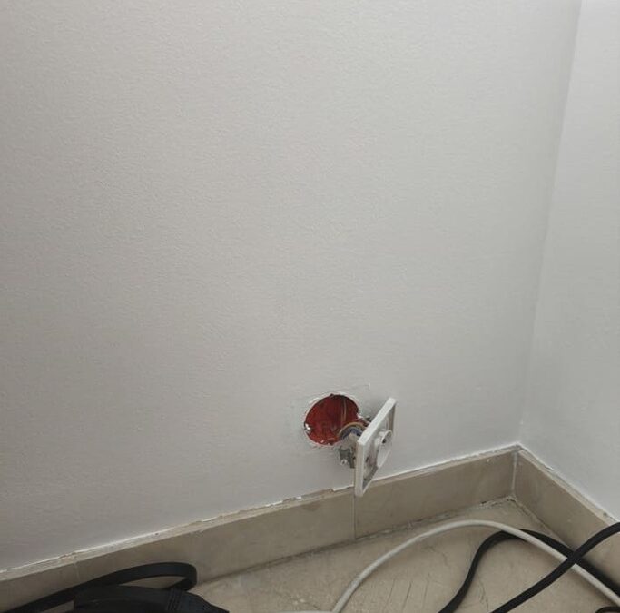 ouverture d'une prise pour mettre le raticide